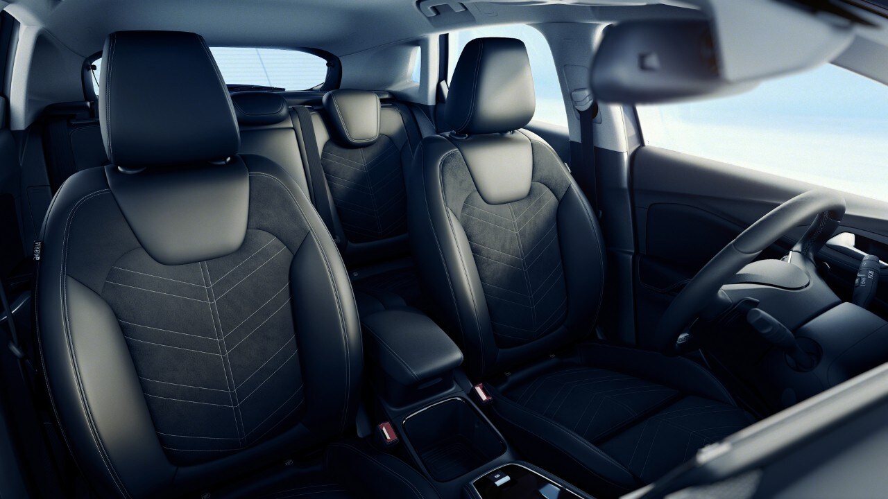 Opel Grandland Plug-in-Hybrid zwarte voorstoelen met patroon