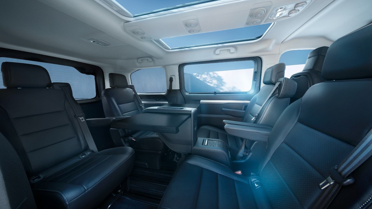 Interieur van een witte Opel Zafira met zwarte achterbank